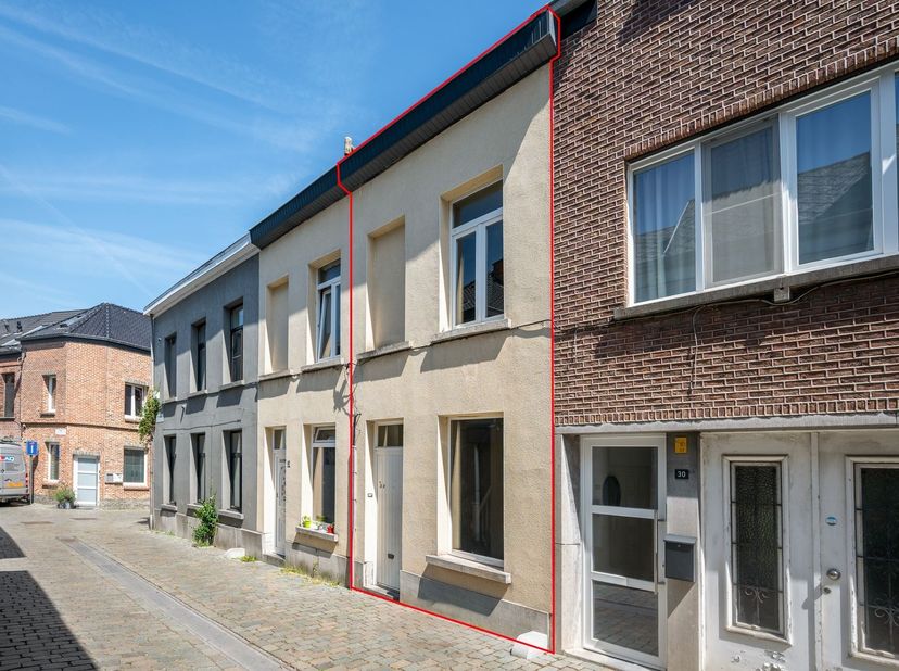 Te renoveren woning met 2 slpks en koer in 't Looks!<br />
<br />
Deze charmante te renoveren woning is gelegen in de Regenboogstraat, in de gezelli