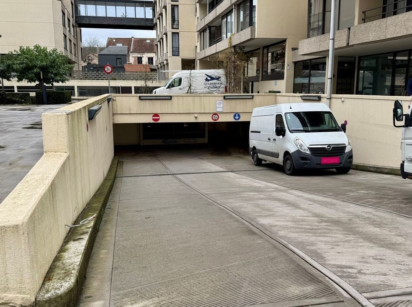 In Residentie Binnenhof, gelegen in het midden van het Leuvense stadscentrum, hebben we deze afgesloten parkingbox (nr. 180) te huur.<br />
<br />
De