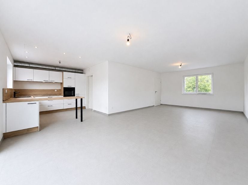 Makelaarskantoor ERA B-LUX biedt u deze gloednieuwe woning met twee gevels aan, ideaal gelegen vlak bij het centrum van Saint-Hubert, de N89 en alle v