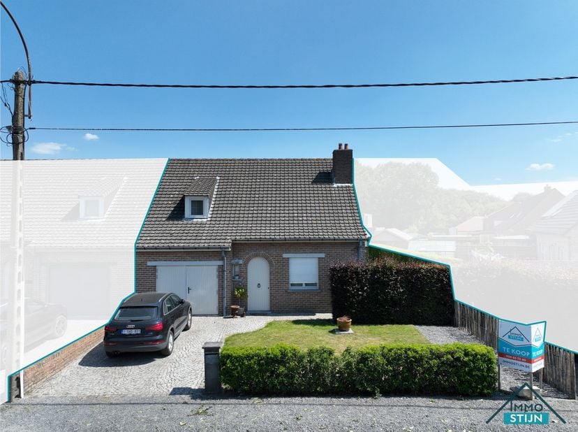 In een rustige en aangename omgeving, vlak bij het bosrijke domein rond het Kasteel d’Aertrycke, vinden we deze charmante woning terug. De woning geni