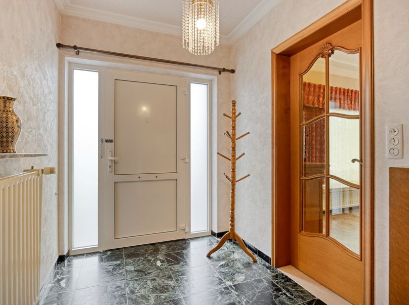 Deze woning is rustig gelegen in Retie-Brand, op fietsafstand van het centrum. Er is een vlotte verbinding naar omliggende gehuchten en gemeenten, eve