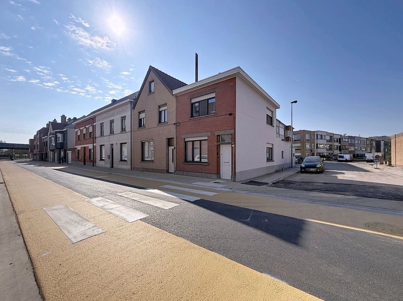 Deze charmante rijwoning gelegen in de Hendrik Consciencestraat biedt tal van mogelijkheden voor wie op zoek is naar een woning die naar eigen smaak k