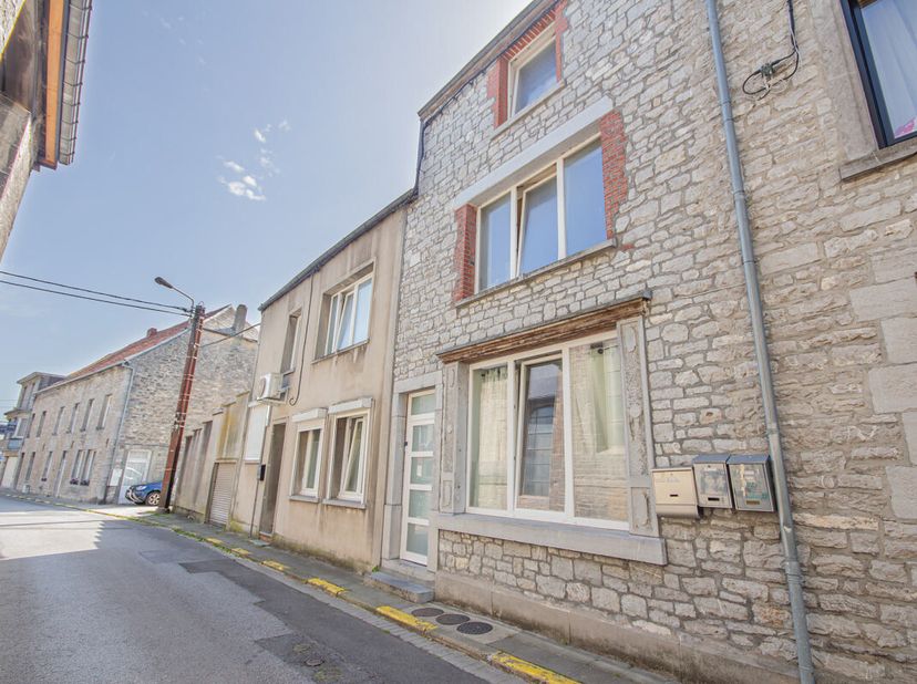 Votre agence de Mariembourg vous présente à proximité du centre de Mariembourg, bien situé à proximité des commerces, école et gare, un immeuble rénov