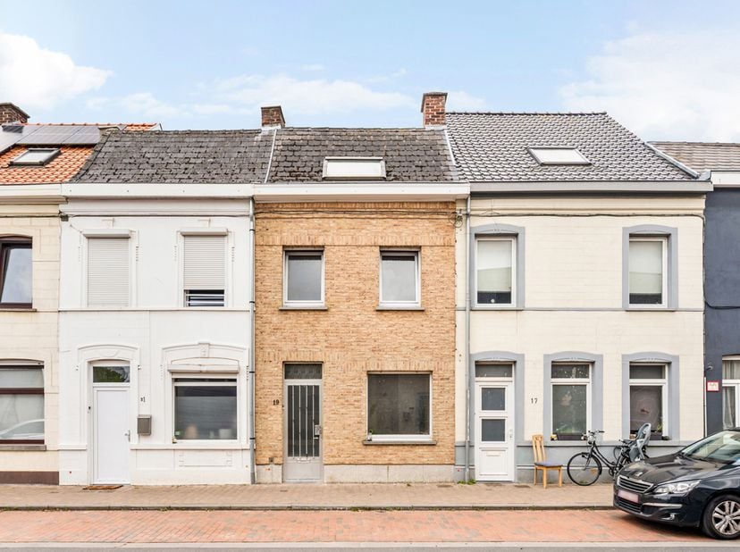 Te renoveren woning met 2 slaapkamers in het centrum van Ronse!<br />
Bent u op zoek naar een woning met potentieel op een centrale ligging? Deze te r
