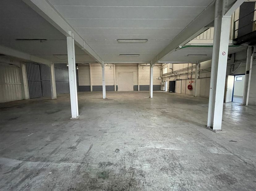 Ligging: Deze bedrijfsruimte is gelegen op een toplocatie in Kontich, meer bepaald op de bedrijvensite Satenrozen. Dankzij de directe verbinding met d
