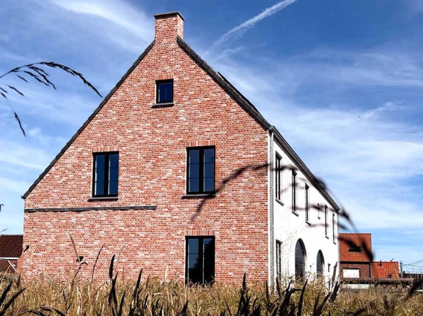 Langs de Borstelstraat in Houthulst werd deze prachtige halfopen projectwoning (lot 2) gerealiseerd. De grote stijlvolle voordeur leidt naar een wonin