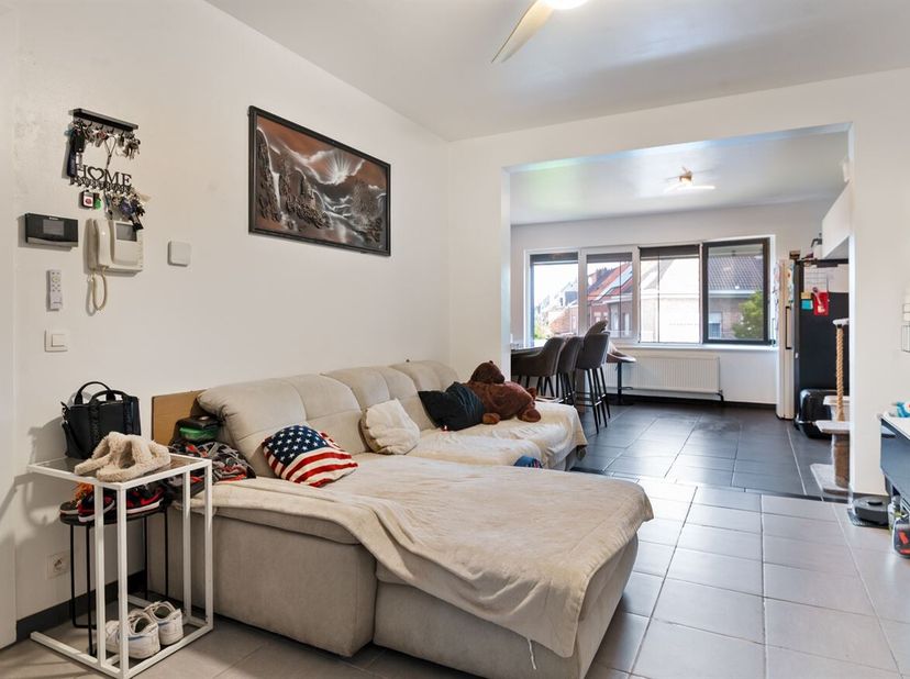 Ligging: Dit appartement is gelegen op een rustige locatie in Hoboken, met een vlotte verbinding naar de belangrijkste invalswegen. Winkels, openbaar