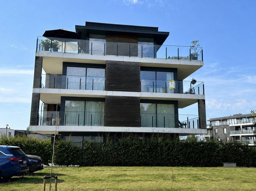 In het agrarisch gebied omheen de 'Van Mossevelde molen' bevindt zich dit recent appartement, gelegen op de 2de verdieping en toegankelijk via de lift