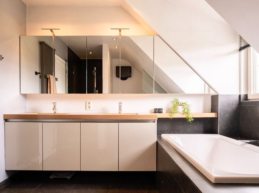 Wonen als in een huis, met alle comfort van een appartement en het vakantiegevoel van een zwembad in eigen omgeving.<br />
<br />
In de gegeerde Raper