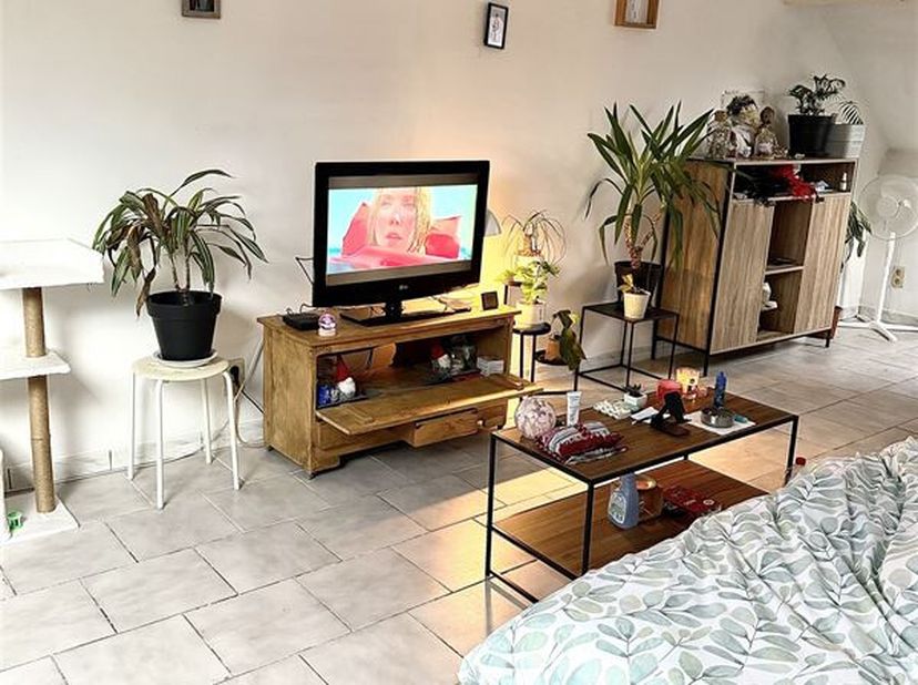 Idéalement situé en plein centre dAnderlues, cet immeuble mixte offre une excellente opportunité dinvestissement grâce à son rez-de-chaussée commercia