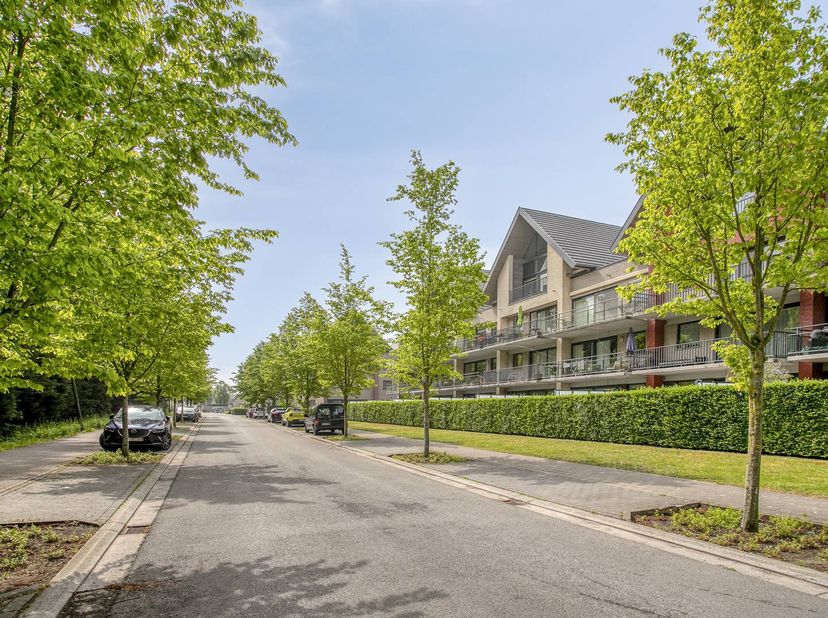 Gelegen nabij de idyllische Damse Vaart, geniet u hier van een perfecte balans tussen de rust van het water en de nabijheid van het bruisende stadslev