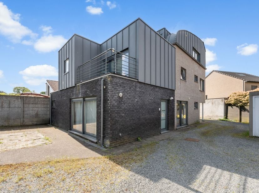 Goed onderhouden opbrengsteigendom bestaande uit 5 appartementen en 4 garageboxen, ideaal voor investeerders die op zoek zijn naar een onmiddellijk re