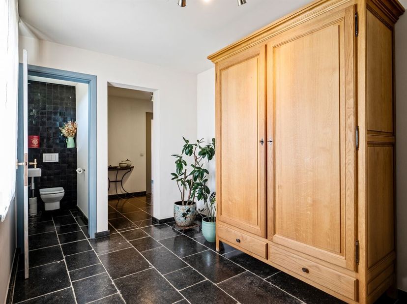 Cette propriété est située dans un cul-de-sac dans un quartier résidentiel particulièrement calme et verdoyant de Langdorp. L'atmosphère rurale assure
