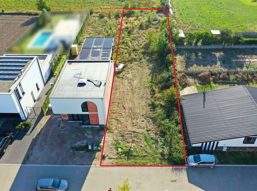 Ontdek deze prachtige bouwgrond van 977 m², ideaal gelegen in een doodlopende straat vlak bij scholen, winkels en sportfaciliteiten. De perfecte plek