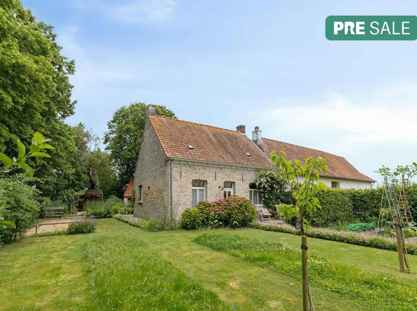 De eigendom wordt aangeboden via de Pre-sale formule. Op dinsdag 30/06 tussen 17u - 19u of zaterdag 04/07/2026 tussen 14u - 16u kan u deze woning op a