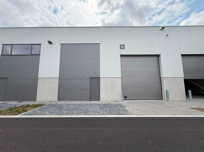 Multifunctionele nieuwe bedrijfshal met parkeergelegenheid en een zeer goede ligging in Kortessem, Hasselt.Voor meer info ga naar https://www.era.be/n