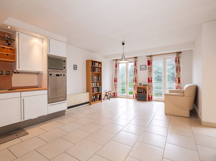 Appartement spacieux et prêt à emménager de 87m² avec 2 chambres à coucher et une belle terrasse couverte (Année de construction : 1998). Situé en ple