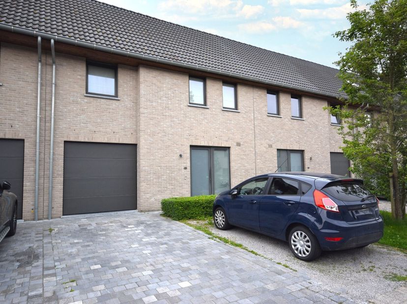 RYFFELAERESTRAAT 10 RUMBEKE<br />
Deze charmante en comfortabele woning is rustig gelegen en toch vlakbij het centrum van Rumbeke.<br />
Bij het binne