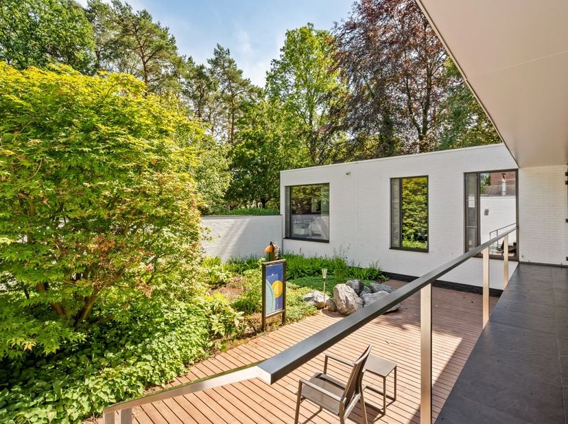 Dans le quartier européen de Mol se trouve cette charmante maison d'architecte de plain-pied sur un terrain de 1 560 m². Grâce à la lumière agréable,
