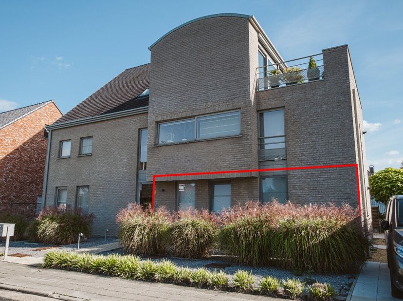 Gelijkvloers appartement met 2 slaapkamers, tuin en garage te Pelt:Indeling: inkomhal, toilet, 2 slaapkamers, badkamer, woonkamer, berging/wasplaats e