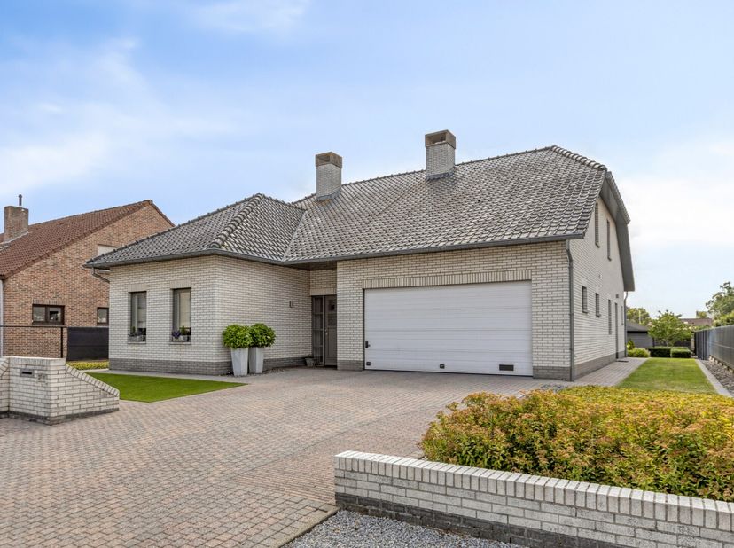 Deze ruime gezinswoning met 4 slaapkamers is ideaal gelegen nabij het centrum van Leopoldsburg. Dankzij de nabijheid van winkels, openbaar vervoer, ho