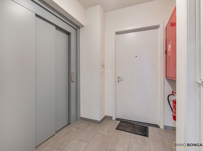 Dit uitzonderlijk ruime appartement van 138 m² is gelegen in het hart van Genk en biedt een unieke combinatie van comfort, licht en een prachtig uitzi