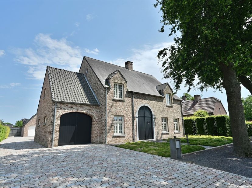 Située sur un magnifique terrain de 13 ares 98 centiares, cette villa construite en 2010 et aux finitions haut de gamme bénéficie d'un emplacement cal