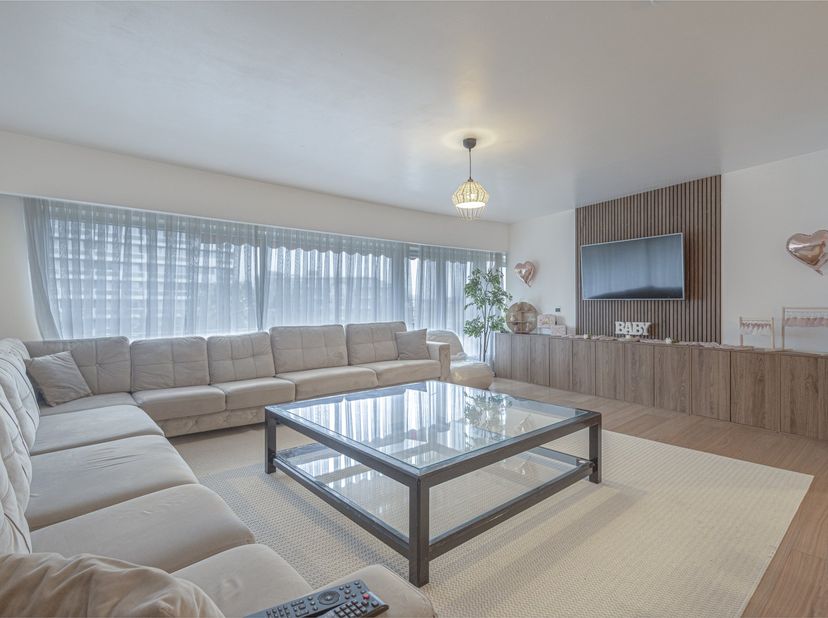 Prachtig en ruim gerenoveerd appartement van 115m² met twee terrassen.<br />
<br />
 <br />
<br />
Gelegen op de tweede verdieping van een verzorgde r