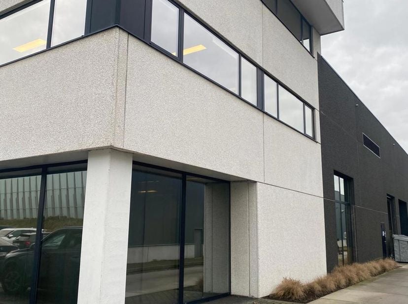 ALGEMEEN<br />
Instapklare kantoorruimte van ca. 310 m² met aansluitend magazijn van ca. 216 m² te huur in de industriezone van Burcht. De combinatie