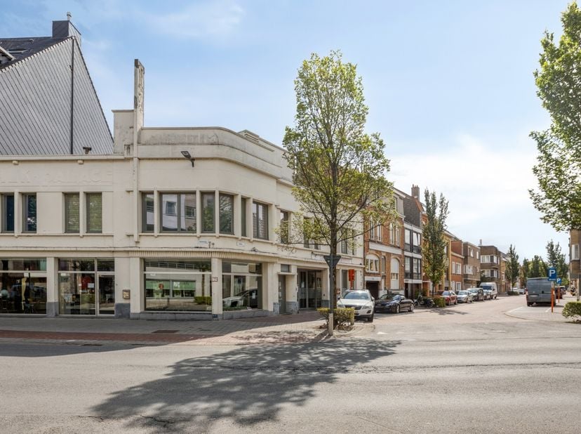 Exclusief Art Deco gebouw te Oostende&amp;nbsp;op slechts 900 meter van het strand en met 503 m² aan bruikbare oppervlakte. Het dak werd volledig geïsolee