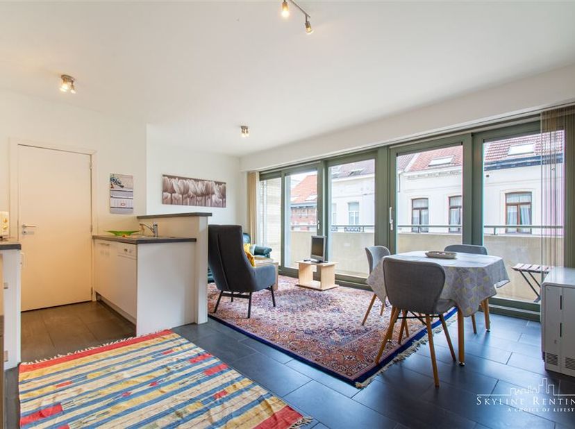Beschrijving: In een rustige straat en op twee minuten van openbaar vervoer, winkels en de Europese gemeenschap, gemeubileerd appartement, in een rece