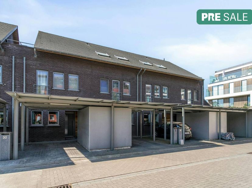 Op zoek naar een modern en energiezuinig huis te koop in Brugge? Deze recente bouw aan de Houtkaai in Kristus-Koning biedt de perfecte balans tussen r