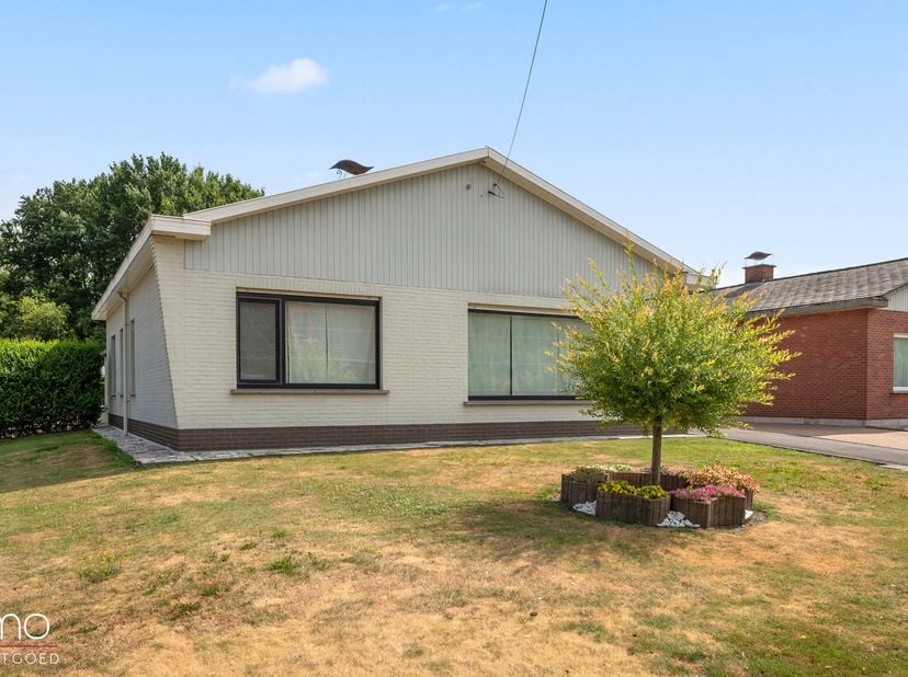 Deze gelijkvloerse woning met een bewoonbare oppervlakte van 140 m² is gelegen op een ruim perceel van 10 are 71 ca.<br />
Via de inkomhal, voorzien v