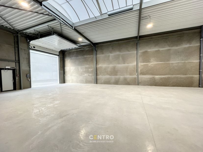Verlaagde huurprijs voor de resterende maanden in 2026: 1.200 EUR/maand excl. btw.<br />
<br />
Benaderende bruto-AFMETINGEN:&amp;nbsp;b: 12m x&amp;nbsp; d: 2