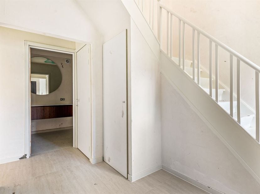 In de rustige en doodlopende Fazantweg te Lier bevindt zich deze volledig gerenoveerde gezinswoning, die dankzij de hoogwaardige afwerking en moderne
