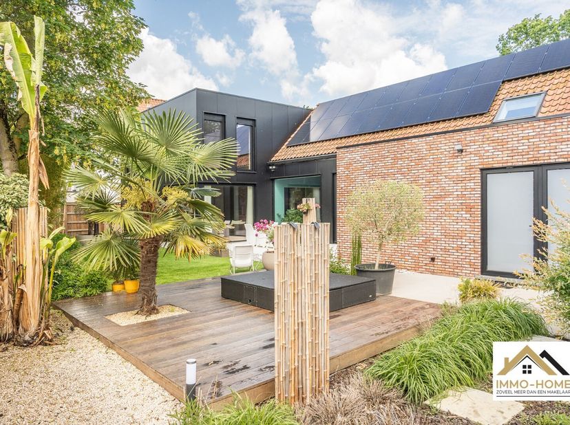 Deze prachtige woning kunnen we samenvatten in één zin : pure ruimtelijke klasse ! De statige inkomhal (met gastentoilet) zet meteen de toon : je word