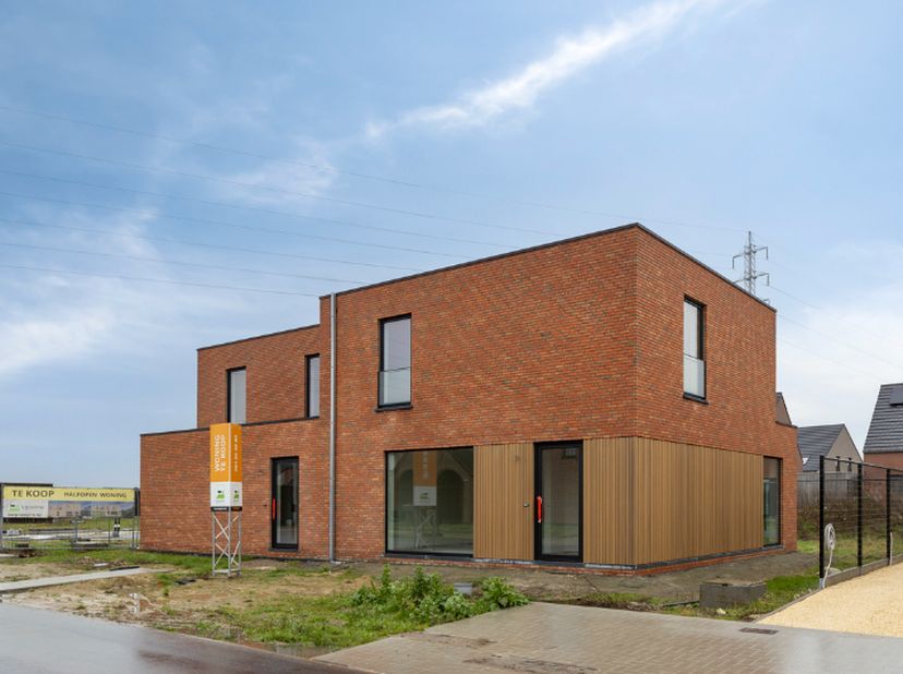 indeling van woning<br />
<br />
gelijkvloers<br />
<br />
Op het gelijkvloers vind je de woonkamer, eetplaats en keuken die een open geheel vormen, w