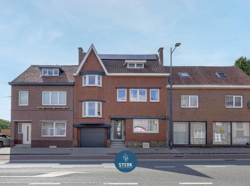 RUIME GEZINSWONING MET 6 SLPKS EN EPC LABEL B TE SMEERMAAS-LANAKEN ! <br />
<br />
We vinden deze gesloten bebouwing met een bewoonbare oppervlakte va
