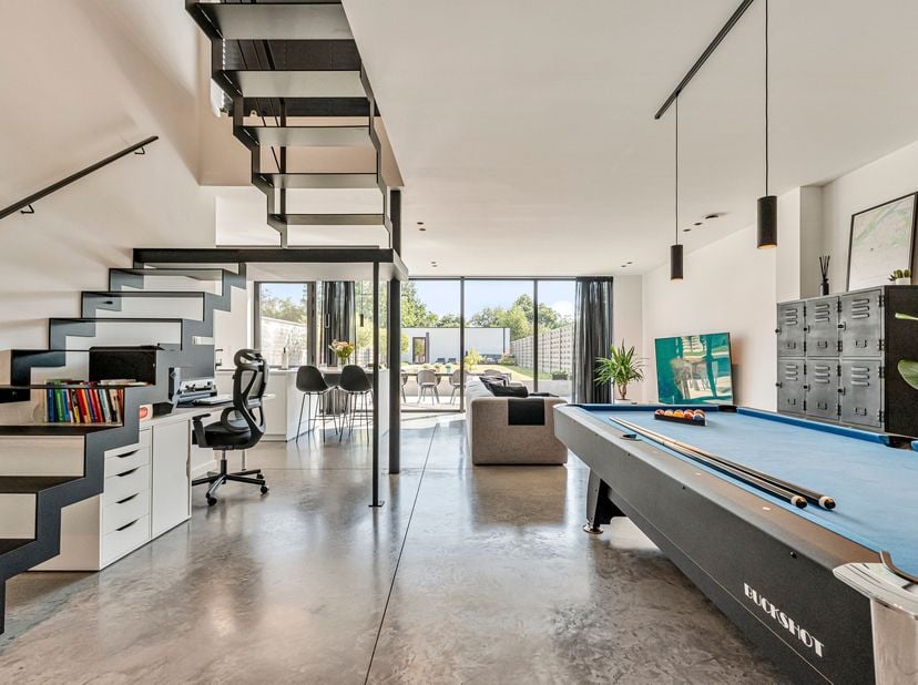 Prachtige, energiezuinige woning met dubbele garage te koop in Gullegem<br />
Je betreedt de woning via de inkomhal met gastentoilet en krijgt meteen