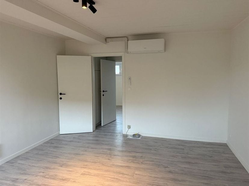 A LOUER : Appartement rénové d'une chambre sur le toit dans le centre de Hasselt !<br />
Cet appartement rénové sur le toit est idéalement situé dans