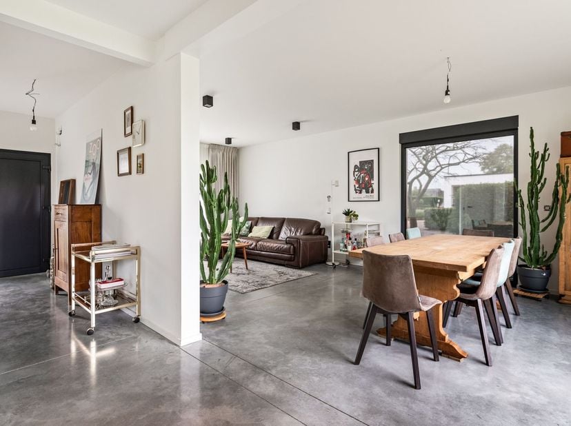 Gerenoveerde open bebouwing met 3 slaapkamers, bureau en groene vergezichten in Geel<br />
<br />
Op zoek naar een ruime en smaakvol gerenoveerde ge
