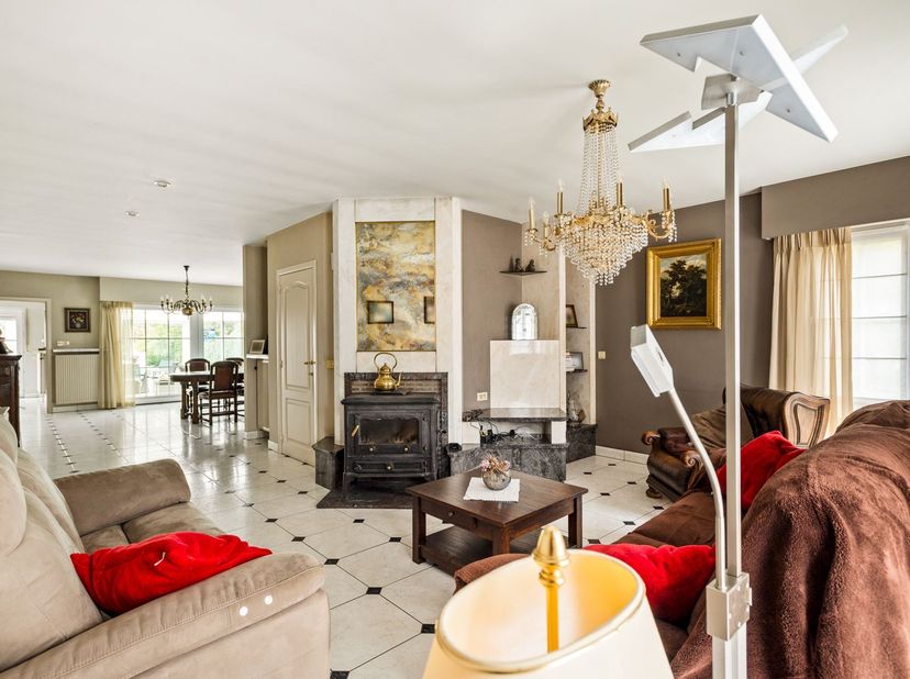 Laagbouwwoning op 13a 86ca<br />
<br />
Deze woning dateert van 1992 en bevindt zich in een goede staat van onderhoud.<br />
<br />
Ligging: Rusti