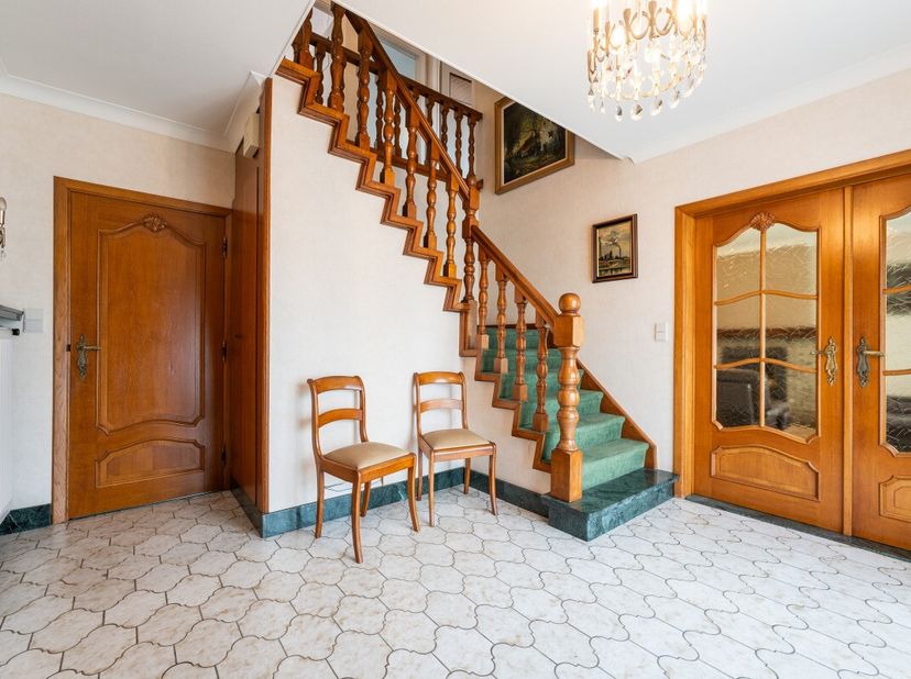 Ligging &amp; omgevingIn een rustige en residentiële omgeving in Zelzate bevindt zich deze uitzonderlijk goed onderhouden alleenstaande woning op een perc