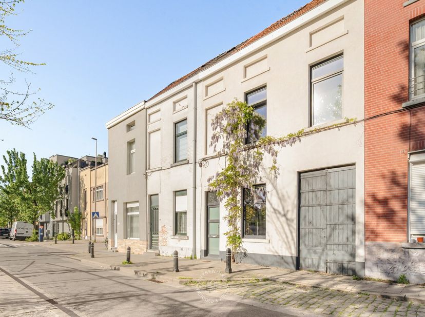 Deze stijlvol gerenoveerde stadswoning is gelegen in een aangename buurt nabij Dok Noord, op korte afstand van tal van winkels, restaurants en gezelli