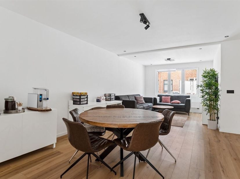 Situation :<br />
Cette maison rénovée (2024) est située dans Drogedokstraat, une rue calme de Hoboken. L'emplacement est idéal : à proximité des tran