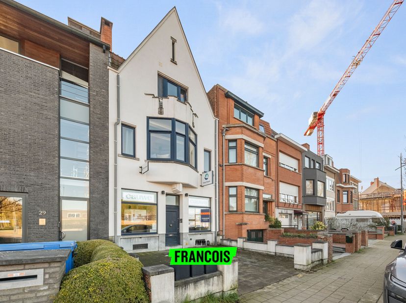 Op een uiterst zichtbare locatie in Brugge bevindt zich dit recent gerenoveerde handelspand.<br />
Het pand werd recent volledig en met zorg gerenovee
