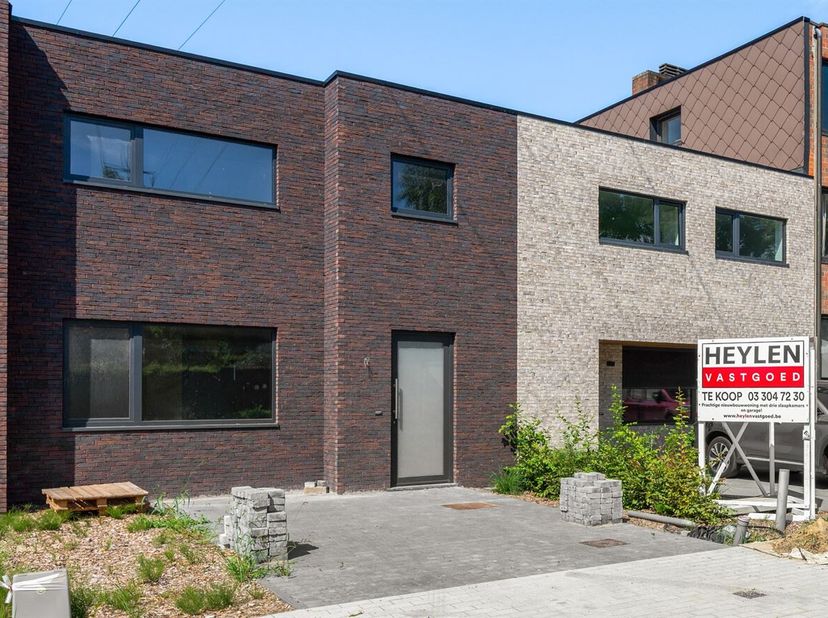 Prachtige nieuwbouwwoning (180 m²) op een perceel van 300 m² met 3 slaapkamers, 2 garages en hoogwaardige afwerking op toplocatie te Lint<br />
Omschr