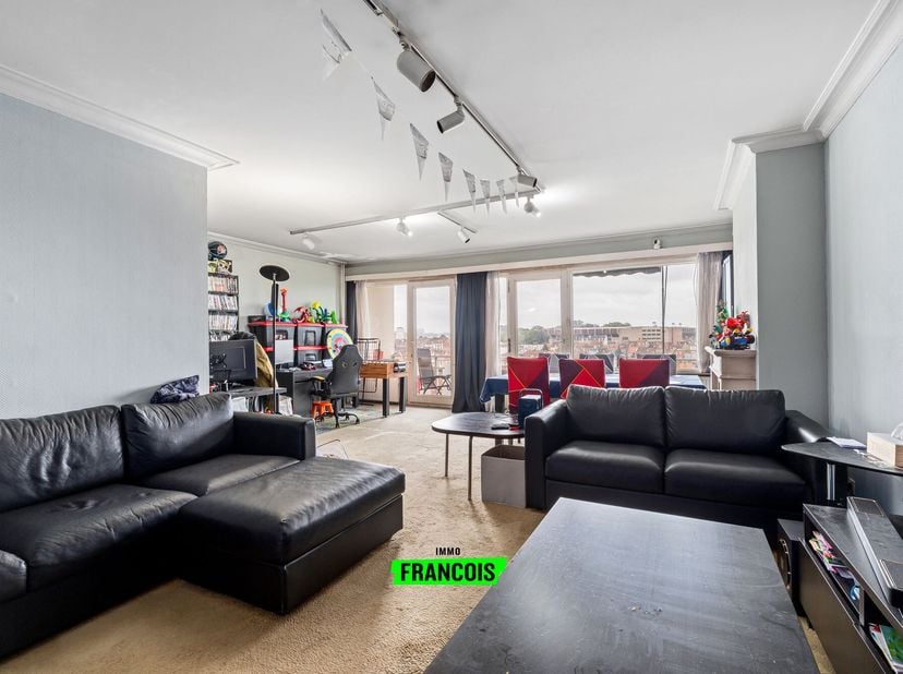 Découvrez ce spacieux appartement d'angle à vendre à Anderlecht, situé au 7e étage d'un immeuble résidentiel. Grâce à son emplacement en hauteur et à