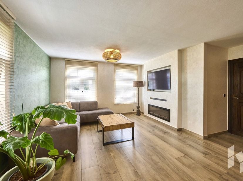 Deze goed onderhouden en instapklare woning met 4 tot 6 slaapkamers is gelegen op een perceel van 1280 m² en biedt tal van mogelijkheden.<br />
De rui