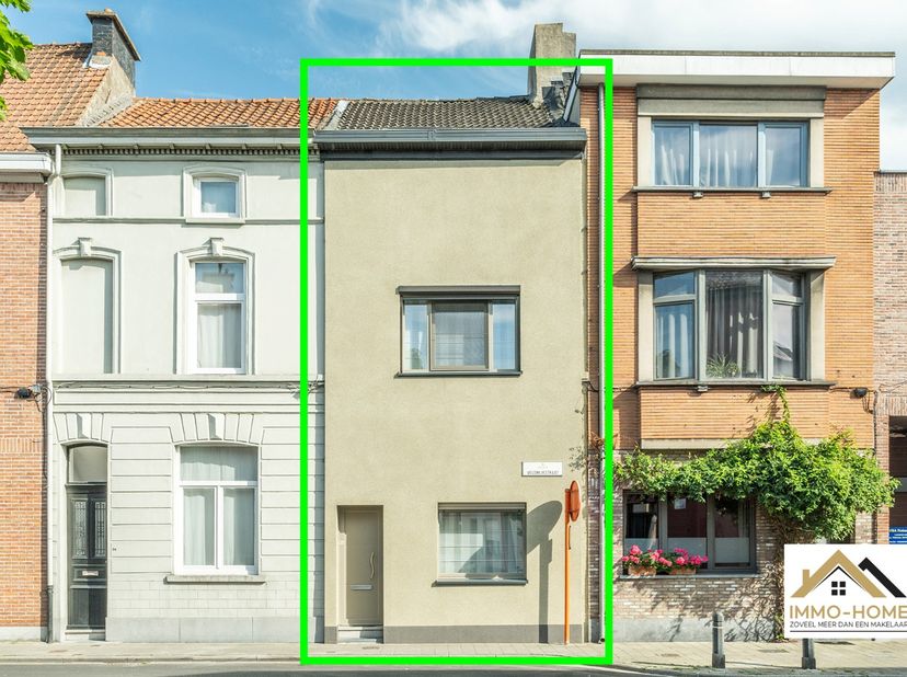 Deze mooie rijwoning is gelegen in een rustige buurt, en ontvangt je in een compacte inkomhal. Ze kom je verder tot in de gezellige leefruimte, bestaa